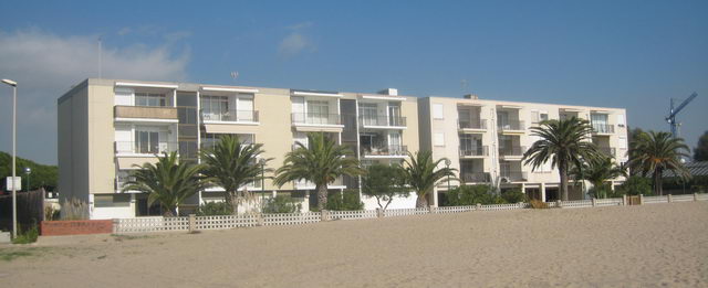 Imagen de los apartamentos PINE BEACH de Gavà Mar desde la playa (Noviembre de 2007)